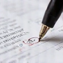 Icona di una penna che corregge un documento, che indica il diritto di rettifica